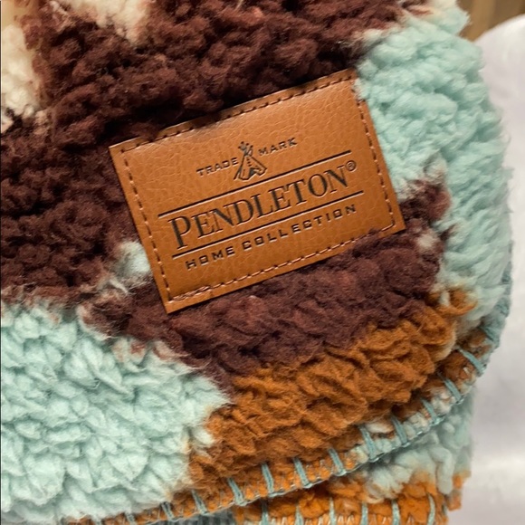 Pendleton - Queen Size Fuzzy Blanket - Picture 3 of 6